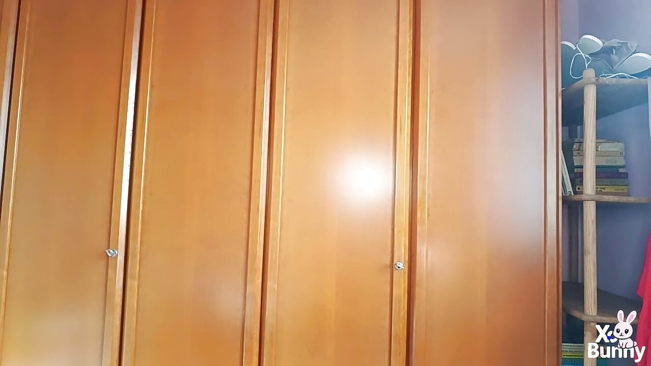 朝、裸でタバコを吸い、おならをする