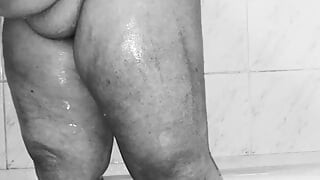 Chubby MILF shaves her pussy in the shower