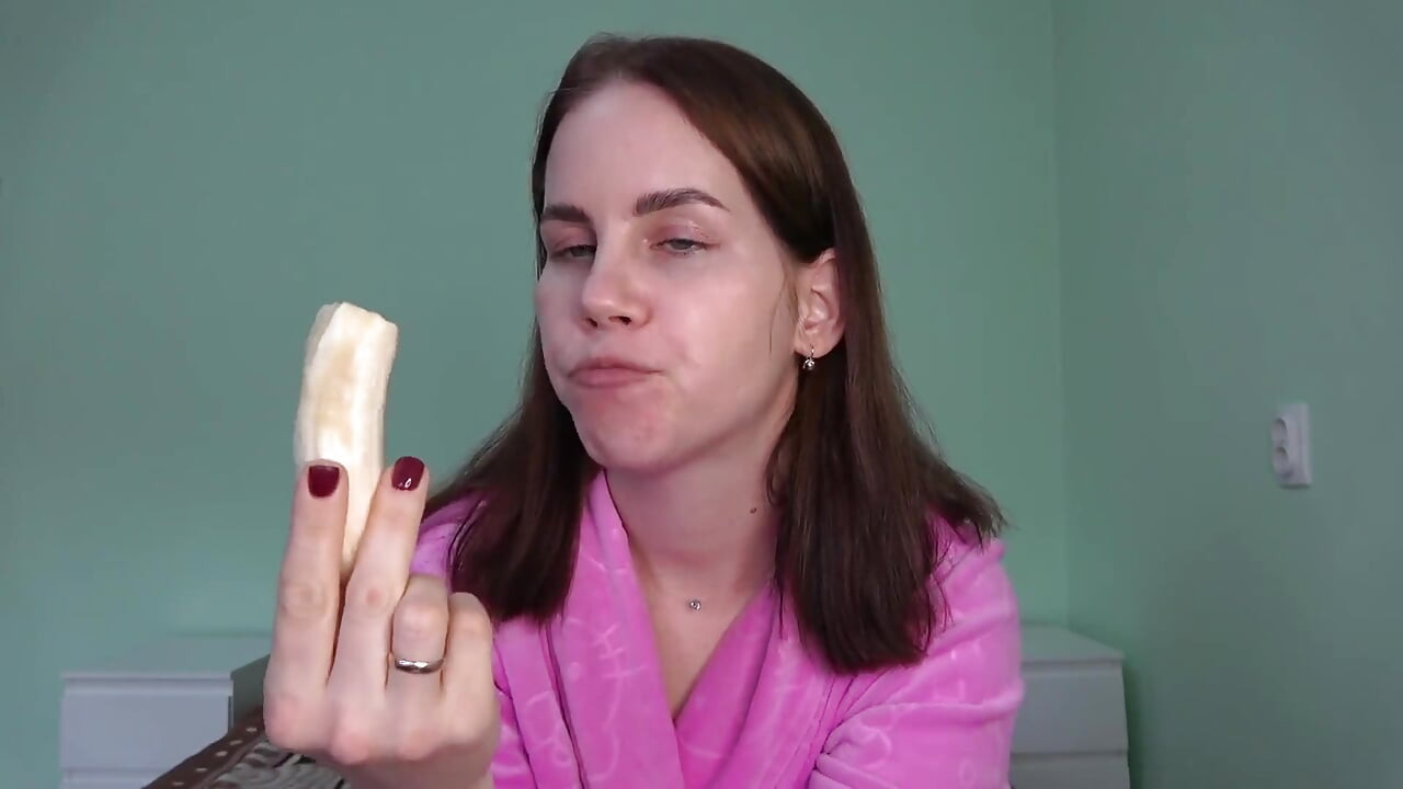 Η καυτή κοκκινομάλλα Άννα παίρνει πίπα και τρώει χύσια