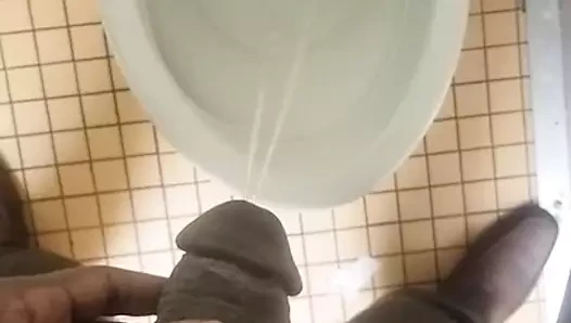 Siyah çük pissing