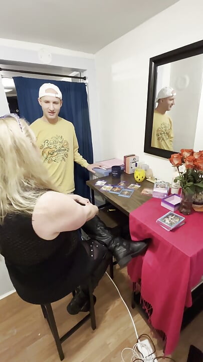 Psychic prognostiziert, dass er eine frau werden wird