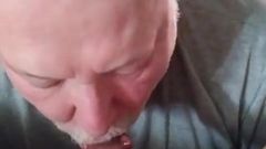 Schnurrbart-Opa schnüffelt an Poppers & lutscht Schwanz