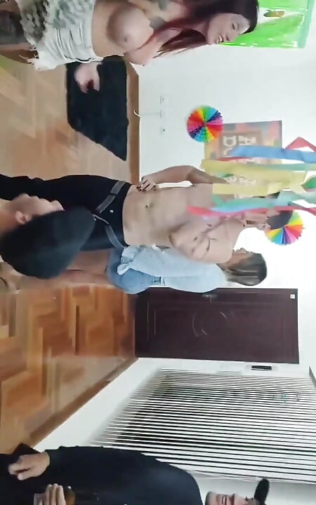 Wir riefen die Männer auf der Party an, um sich für Blowjobs aufzustehen.