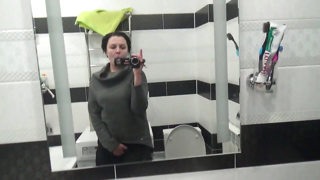 Huge Kate solo pissing!