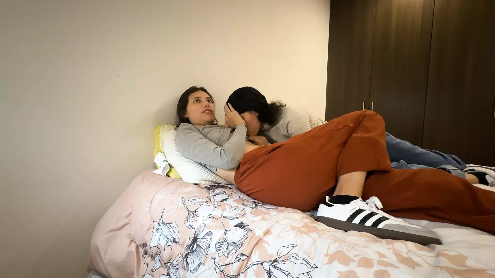 Jugamos para poder hacer poses de lesbianas
