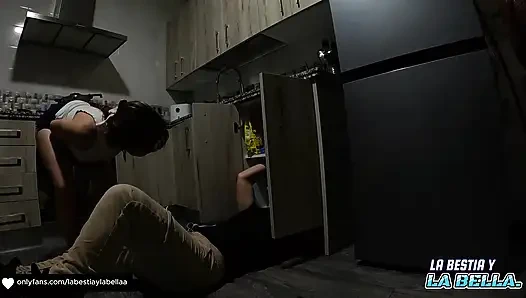 Istri hot ini ngentot tukang leding di dapur