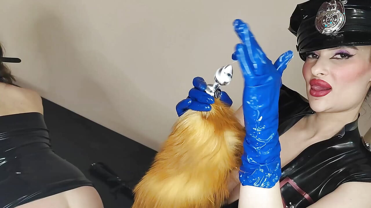 Nhân viên latex đụ tù nhân cao su của anh ấy bằng dây đeo