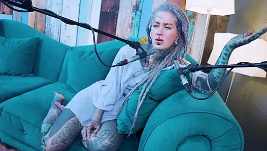 Ich spreche über I - Isolation - ASMR podcast SFW spricht goth dünnes mädchen dreadlocks tattoo-modell inked mädchen