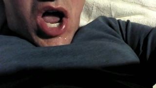 Jbarths riesiges Sperma in den eigenen Mund geschossen