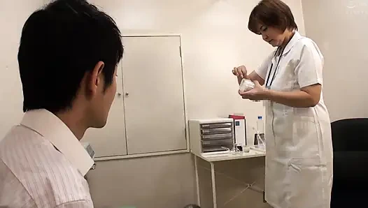 Vollbusige reife frau creampie-sex bei der arbeit