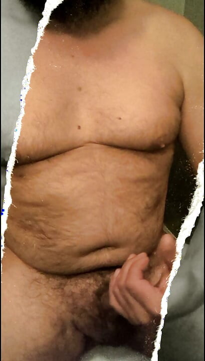 Sexy chlap si hraje s ptákem a odmítá si dojít