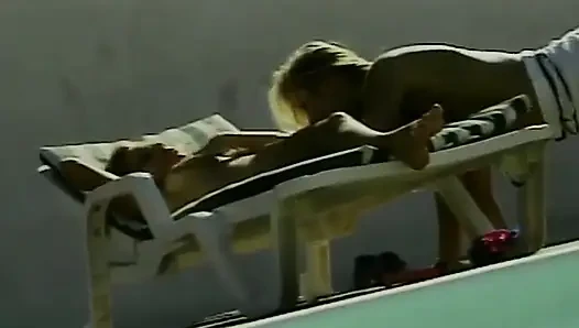 Attraktive blonde puppen, die lesbischen spaß am pool haben