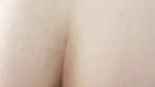 Schau, wie er meinen arsch und dann meine muschi mit einem massiven abspritzen auf meinen fetten arsch fickt!