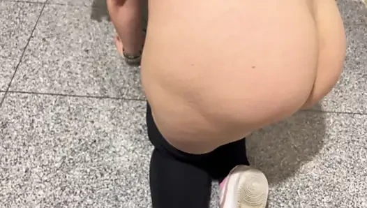 Blondine hat gefickt und sie brechen ihren Arsch ohne Kondom