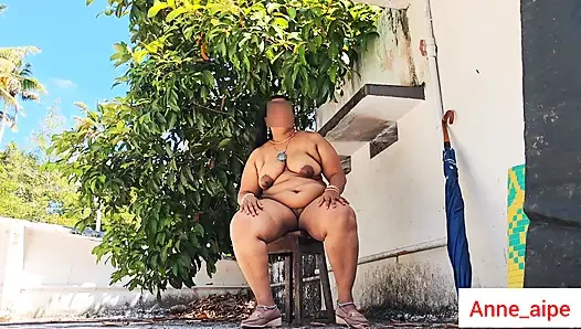 Beyaz ceketli Hindistanlı tombul kız kamera için soyunuyor