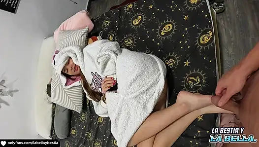 Soğuk olduğum için arkadaşımın erkek arkadaşından beni sıcak tutmasını istiyorum ama o seks yapmak istiyor ve ben kabul ediyorum.