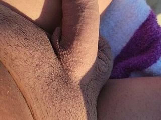 Мой пенис просто висит на пляже