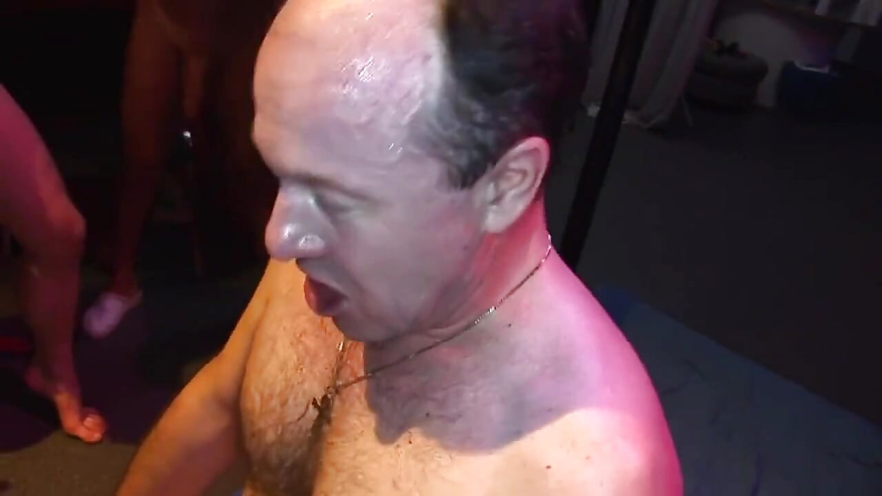 Tatuerad blond MILF Fälgar och suger i Wild Group Bang