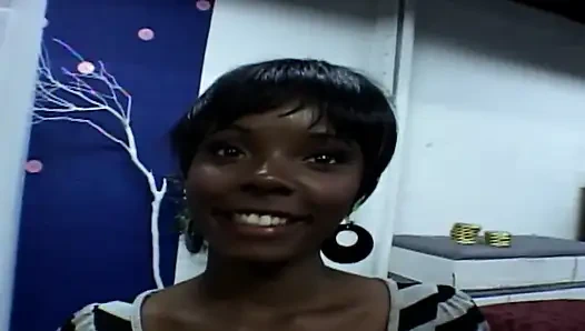 Cewek semok kulit hitam dengan toket besar lagi asik ngentot kontol besar pria kulit hitam sampai muncrat banyak banget