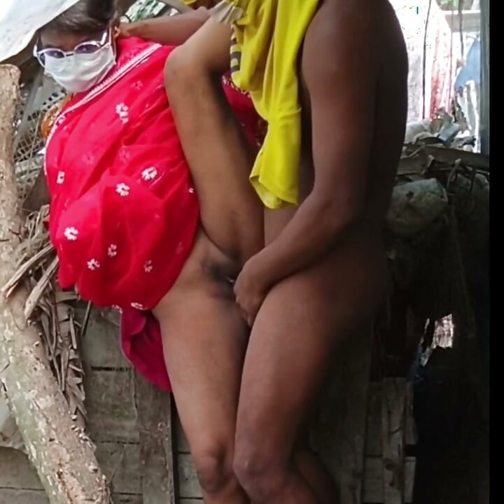 Viral sexy video of me fucking my hot young stepmom - Bangladeshi