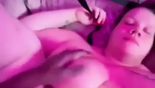 Cewek semok ini lagi asik nyepong dan ngentot pantat bahenolnya habis-habisan sampai dia mengerang keenakan