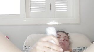 Jong meisje dat met deodorant masturbeert