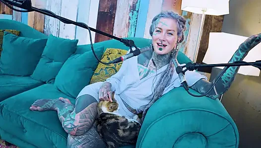E - empati hakkında konuşuyorum - asmr podcast sfw konuşuyor gotik sıska kız dreadlocks dövmeli model dövmeli kız