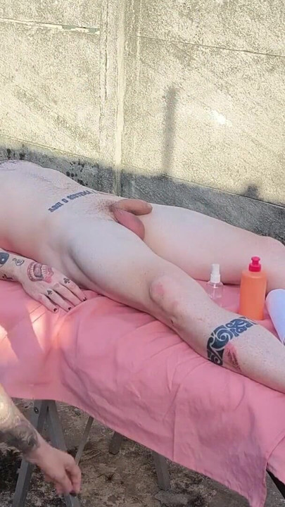 Nakenmassage utomhus med het blondin | Klippa 1