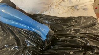 Blauwe latexkousen en muiltjes met hoge hakken