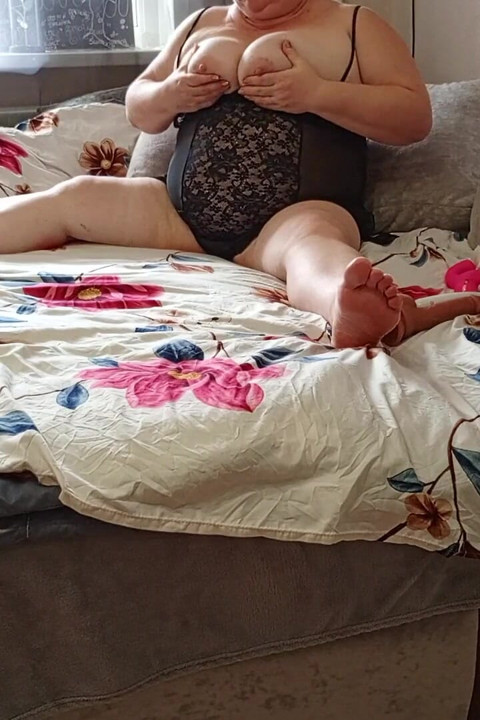 A Stepmom with a Big Round Ass, a Hairy Cunt and Huge Tits Staged a Sex Show