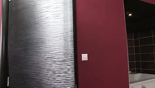 Suami cuckold harus membantu istrinya saat dia mendapat orgasme dengan kekasih kulit hitam