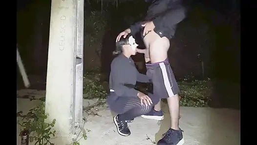 Женщина жизни на улице, дающая себе задницу без презерватива