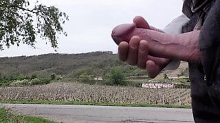 Corrida pública delante de coches.