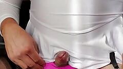 Segretaria vestita in mini abito in Licra bianco, mostrando il suo piccolo clito