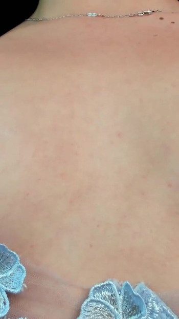 Zapanjujući trenutak iz "Mlada djevojka s anđeoskim licem postaje potpuna nimfomanka na svojim webcam emisijama i voli se pokazivati"