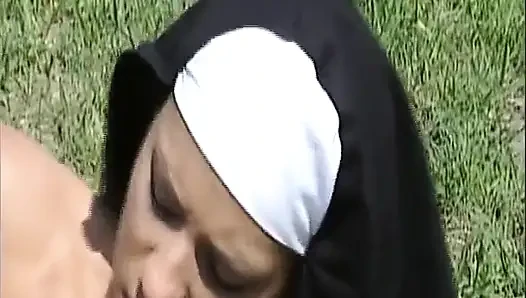 Adegan nakal ibu-ibu hot jerman rambut pirang dientot habis-habisan