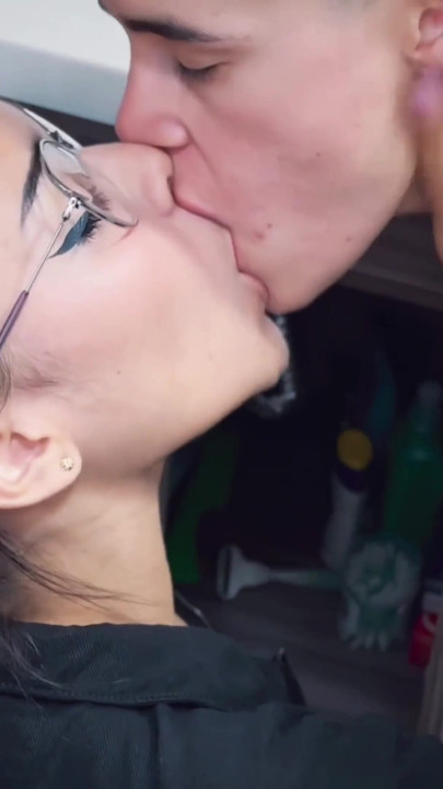 อยากให้ฉันช่วยไหม?  ช่างประปาทําให้ตัวเองเป็นสินบนฉันและจบลงด้วยการดูดคลิปเตอร์ของฉัน คลิป 1