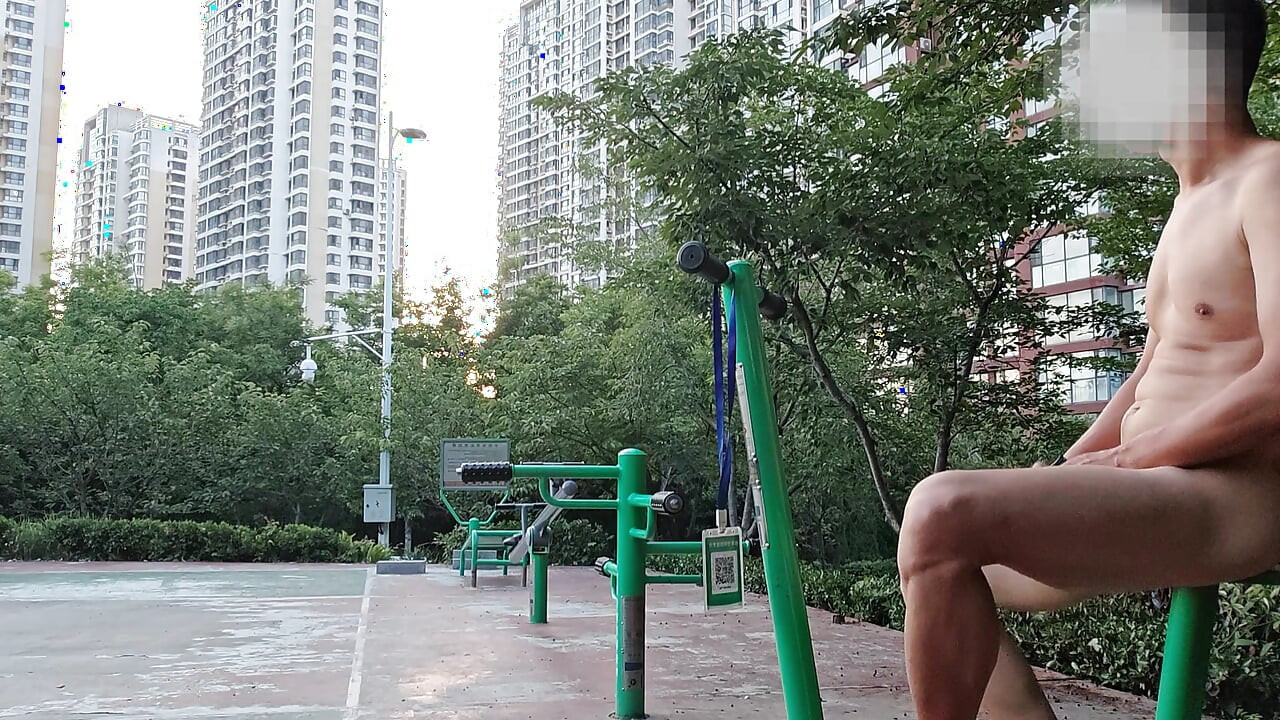 In the public fitness area in broad daylight, nude workouts, masturbation, and ejaculation are carried out in public