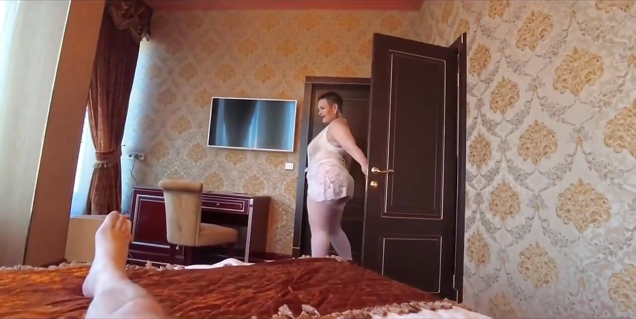 MILF'en prøvede et nyt outfit, som hendes unge elsker gav hende, og besluttede at takke hende, og varmen var intens, et varmt blowjob