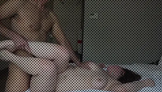 Пожилой мужчина DctrousersNake трахает возбужденную покорную тинку с большими сиськами Strawberry