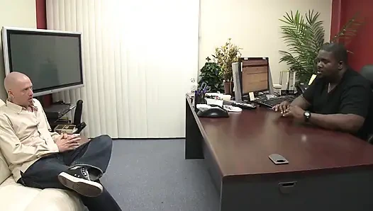 Трахаю крошку на столе