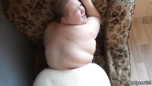 Büyük götlü kız domaltarak kanepede yoğun sikişiyor