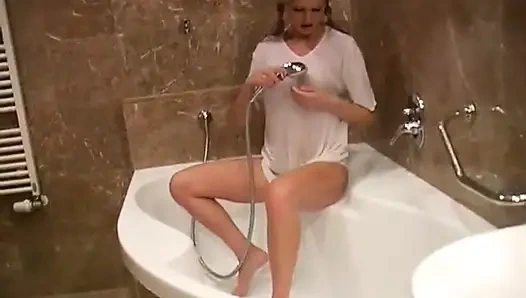 Büyük memeli sarışın duş alırken gömlek giyiyor