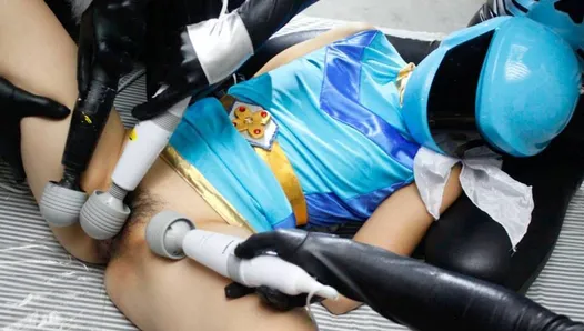 Cosplayer japonês bravo azul está esguichando, sem censura