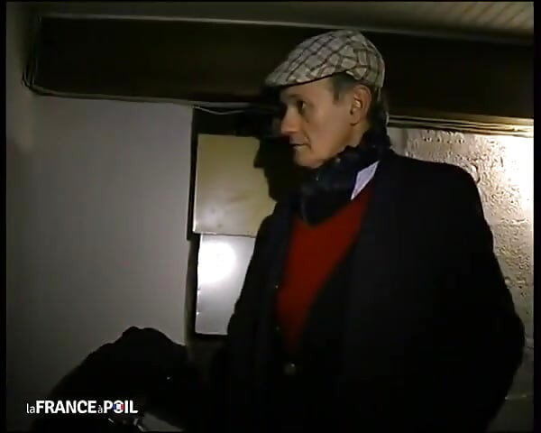 C’est une nuit ordinaire pour une pute sexy.
