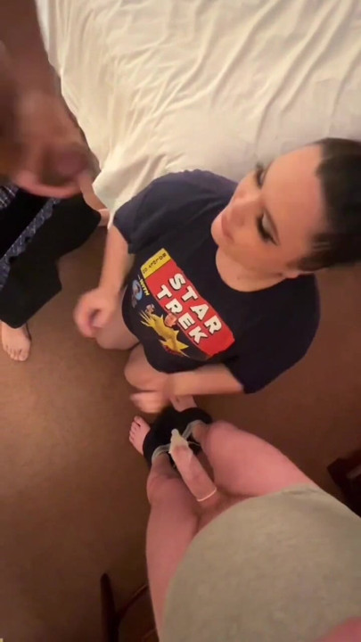 Comparaison de tailles ! Échange du préservatif magnum de mon étalon à grosse bite sur mon mari cocu lol | Clip 1