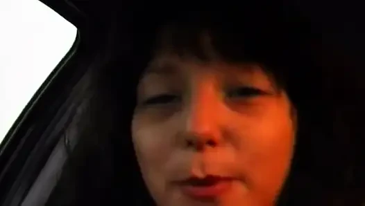 Geile MILF stopft riesigen dildo in autobahn-abenteuer