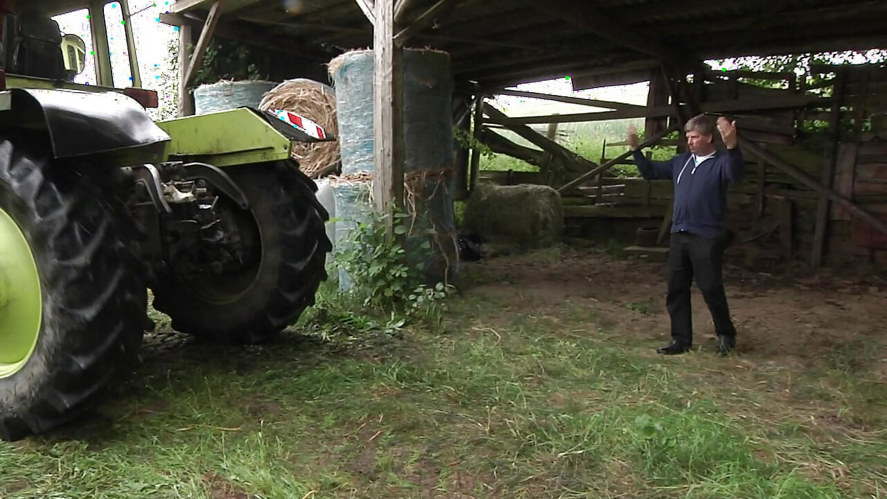 Isteri petani tua menunggu suaminya dikongkek di bangsal