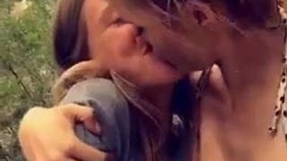Bella Thorne и Bella PenderGast - лесбийский поцелуй