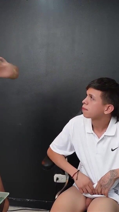 Για να κρατήσω τη δουλειά μου στο σπίτι, κατέληξα να γαμήσω τον κώλο του αφεντικού στο γραφείο | Κλιπ 1